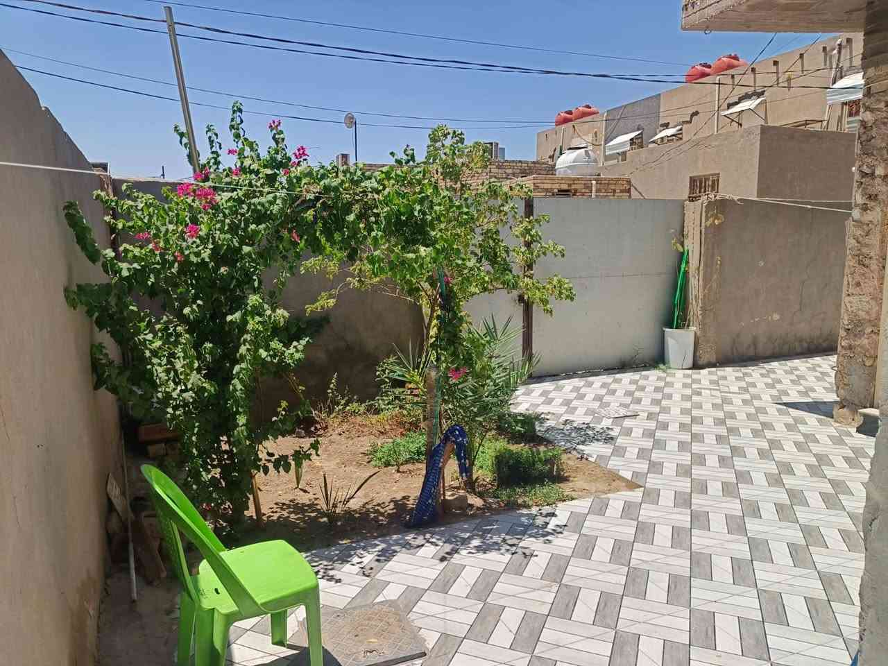 دار سكن للبيع مساحتها ٢٥٠م بناء حجر سقف كونكرت..
 يحتوي على غرفتين نوم وصاله ومطبخ واستقبال وطارمه ..
سعر مناسب جدا 
موقعه خلف مركز شرطة حي الجامعة  ..
مراجعة مكتب جاسم البديري ..
الواقع ع حولي الجامعة مقابل دور الاساتذه ..
***********
***********
