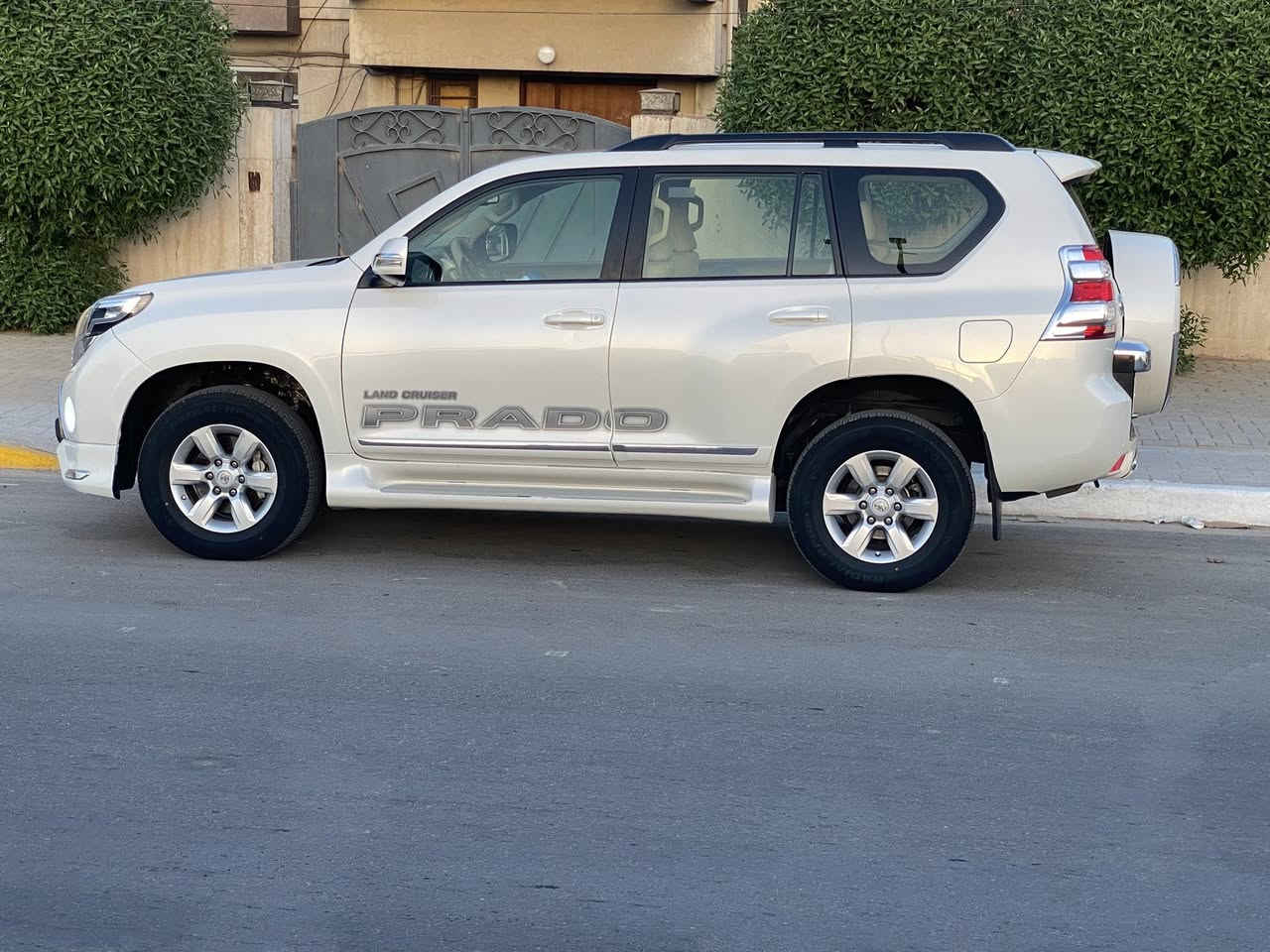للبيع برادو موديل 2014 اعلى فئه VX  محرك 4000 سته سلندر  7 راكب 3 قطع تبريد رقم بغداد باسمي هزه ولوحات جديده
ماشيه 91 الف كم 
المواصفات 
فتحه سقف
بصمه تشغيل وابواب
كشنات جلد وحركة المقاعد الاماميه والخلفيه كهرباء
ستيرن كهرباء 
تبريد كشنات 
زراگات لايت
كاميرا وحساسات امامي وخلفي 
كروس سرعه
ثلاجة بالجكمجه
شاشه ديجيتال
اضاءة داخليه ليد
مانع انزلاق وانحدار  وفور ويل 
مرايا جانبيه كهرباء 
السياره كفاله عامه من الصبغ والتبديل فقط بارد اصبعين والگير والمحرك بلادي وكشنات السياره البلاديه والدواخل على وضع الشركه والتبريد ثلج مكاني بغداد السعر 320 وبيها مجال السياره بعد احلى من الصور للاتصال ***********
