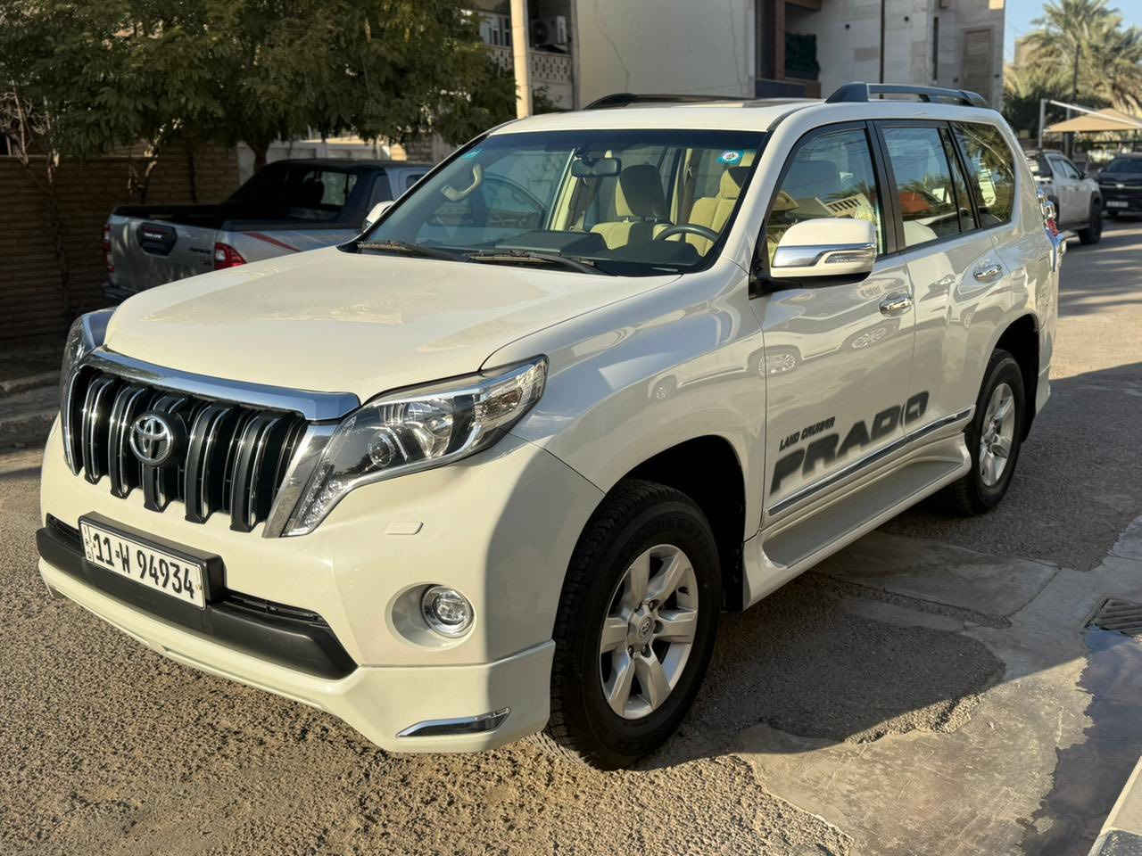 السلام عليكم
تويوتا برادو TX_L 2015 
وكالة تويوتا العراق ساز SAS 
محرك V6 4000 سته سلندر
لايت اسود
فتحة سقف ( سلايد )
كراسي كهرباء 
ثلاجة وسطية
ماشية 135 الف كيلو
( السيارة بيها بارد بين البابتين صفحة اليسار و بارد في قبغ الجنطة )

السعر 30,500 $ 
رقم بغداد بأسمي
مكانها بغداد / شارع فلسطين 
***********
