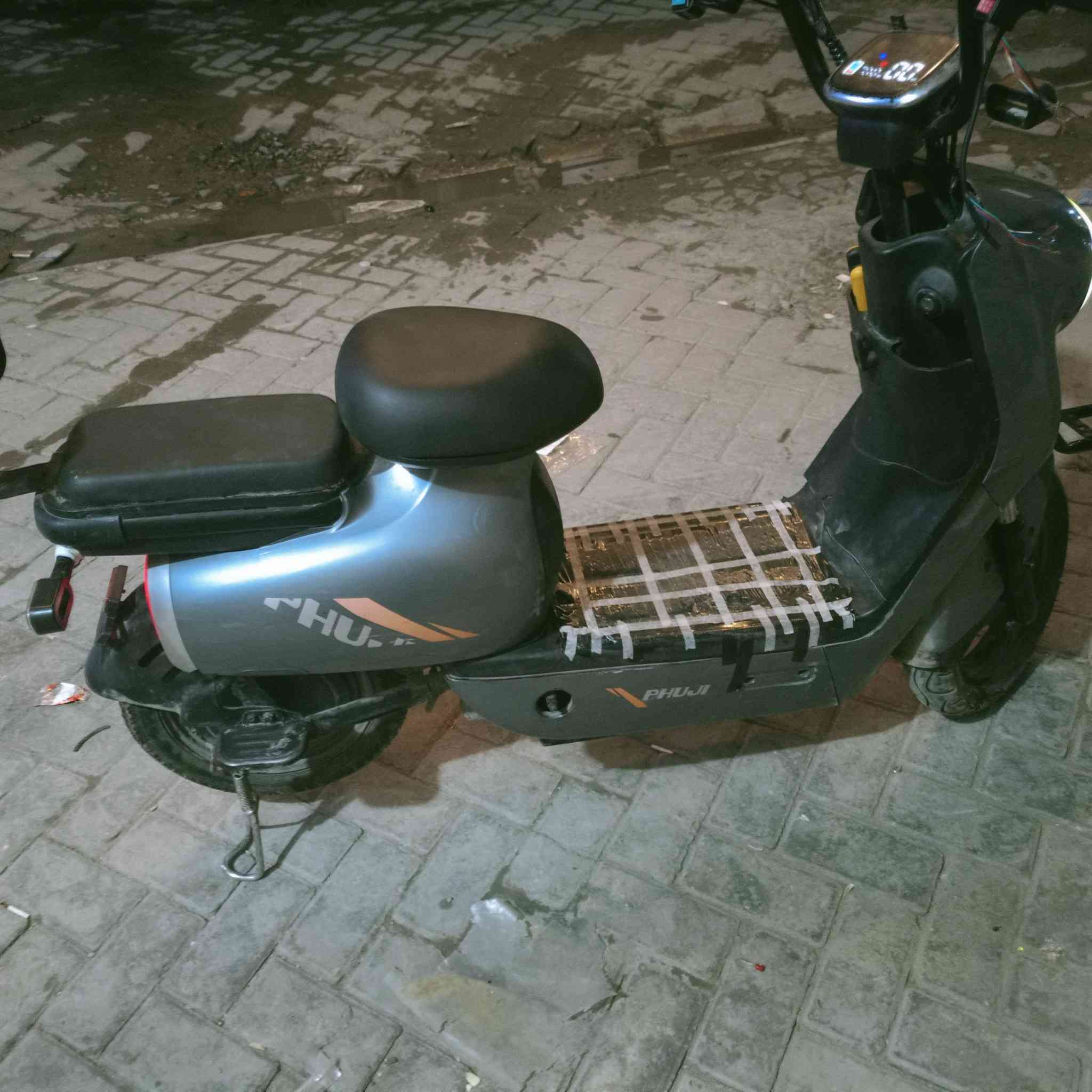 السلام عليكم دراجه كامله مكمله عطلان بيها بس العقل السعر على الخاص


**إذا كنت صاحب هذا الإعلان وتريد حذفه لأي سبب، رجاءا أرسل رسالة إلى الدعم الفني**