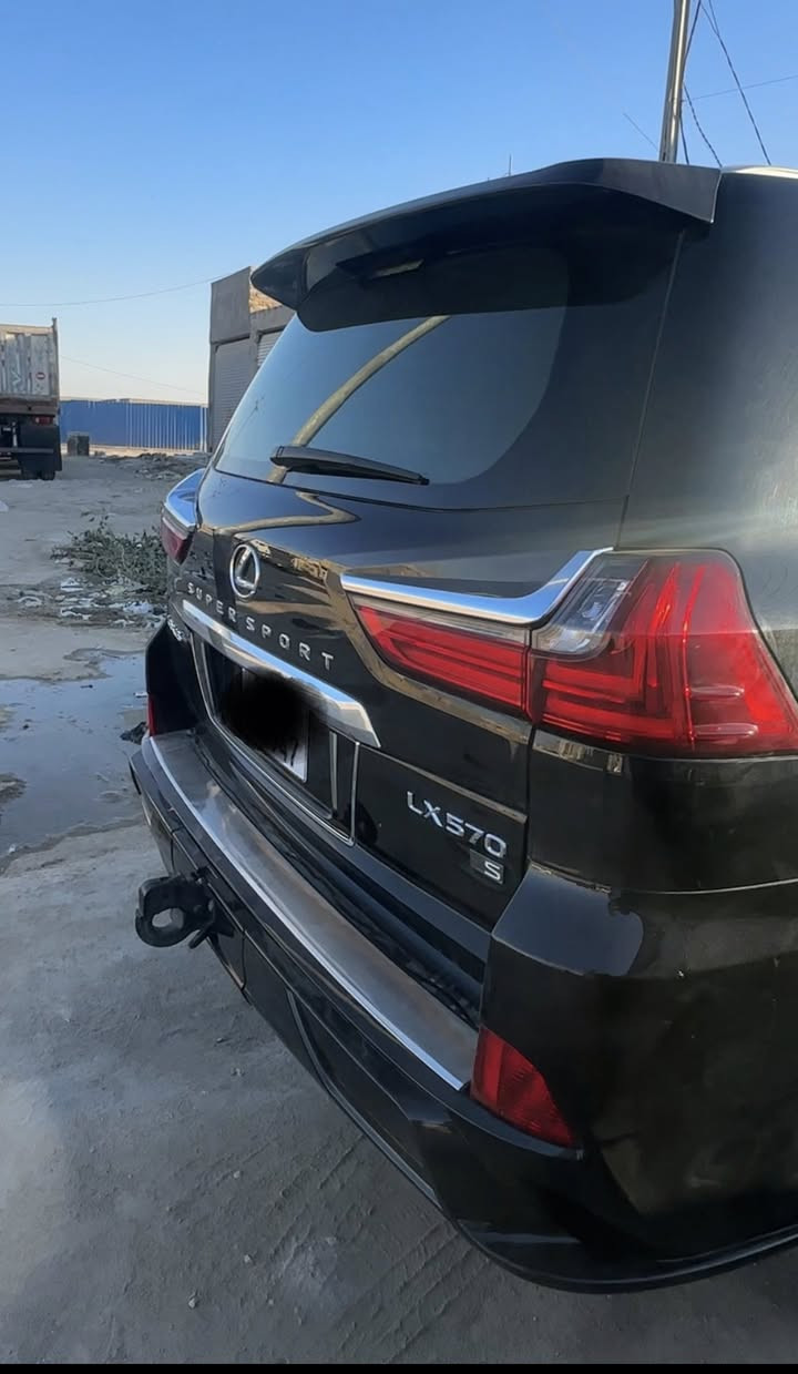 سلام عليكم لكزس موديل 2018 كفاله  السياره تحفه و محافظين عليها سياره كارتون الداخل خوخي لون السياره اسود تجي تشغيل عن بعد  السعر 7شدات و نص باقي التفاصيل عله الرقم ***********
