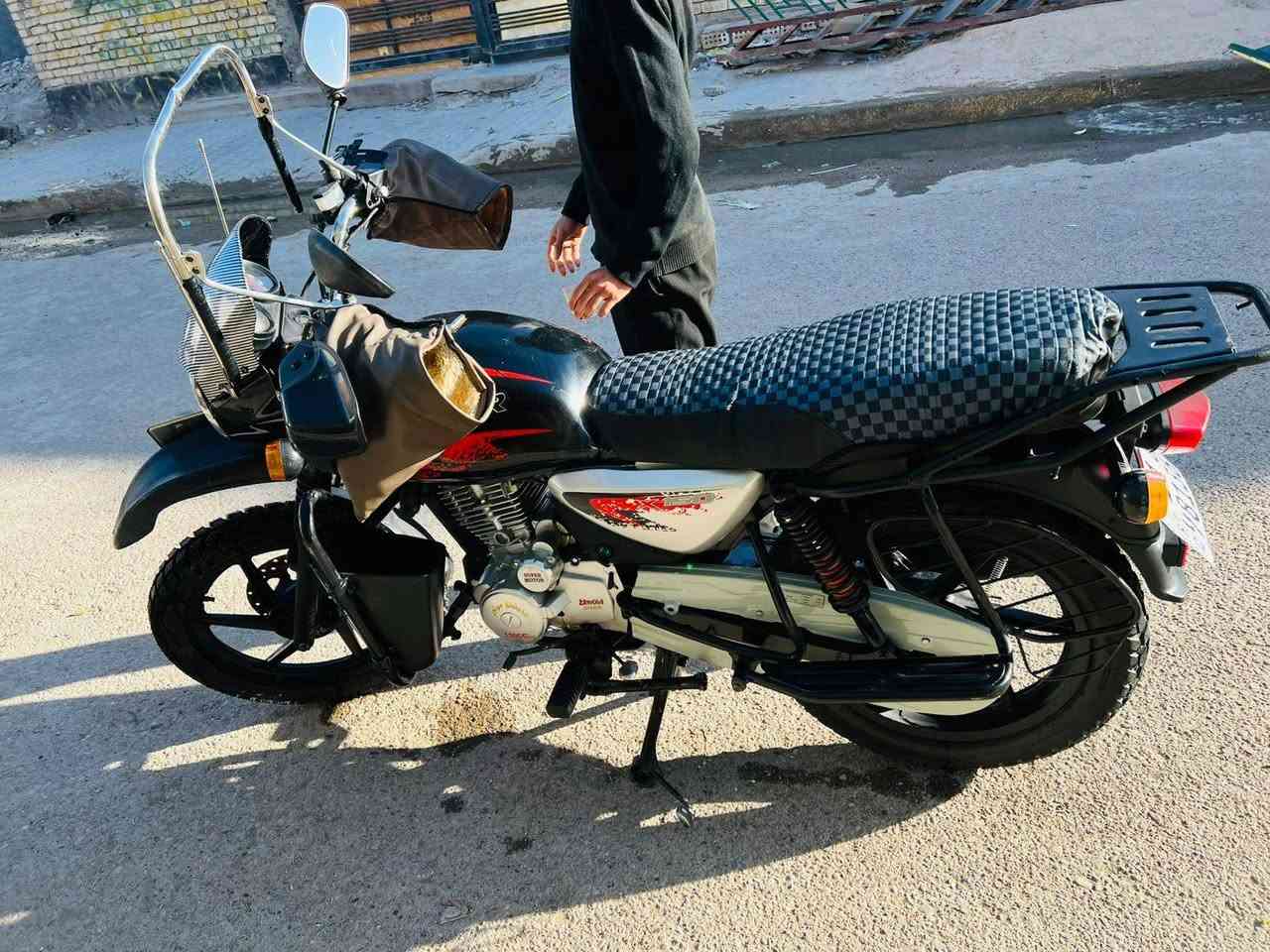 سلام عليكم ~دراجة بوكسر 2020نضيفة حيل استعمال شخصي تايرات بلولبرنات زنجيل ميزانيات كلة جديد الدراجة مصروف عليها هواي ومرتبة الجناي ولي يعرف بيهن يشوف
محركها  البلادي موجود شادلها شاينك 25 /رقم بغداد  بسمي تحويل ثاني يوم مكاني بغداد  المحمودية سعر 1900 وبيهة مجال قليل 
***********رقم اتصال فقط 
كلشي موضحلك اخيك اذا مو شراي لا تخابر تكول شبيها ❤
