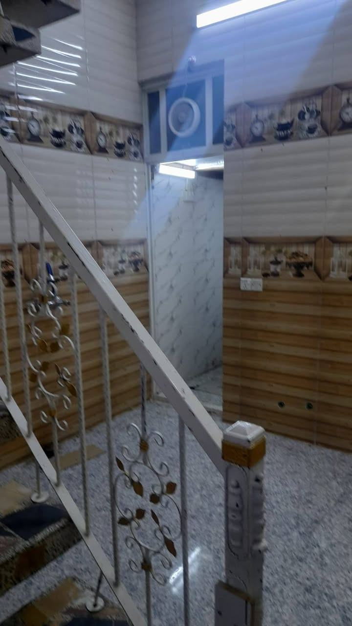 السلام عليكم دار للبيع في حي البساتين شارع احمد الوائلي فرع قصابة ومشويات الموسوي المساحة واقع حال 53م واجهة 3.55م في نزال 15 يحتوي على صالة ومطبخ وغرفة نوم وخدمات في الطابق الارضي وغرفة وخدمات في الطابق الاول لايوجد فيه اي ضرر السعر المطلوب 80 وقابل للتفاوض للاستفسار الاتصال على الرقم *********** والرقم الثاني ***********
