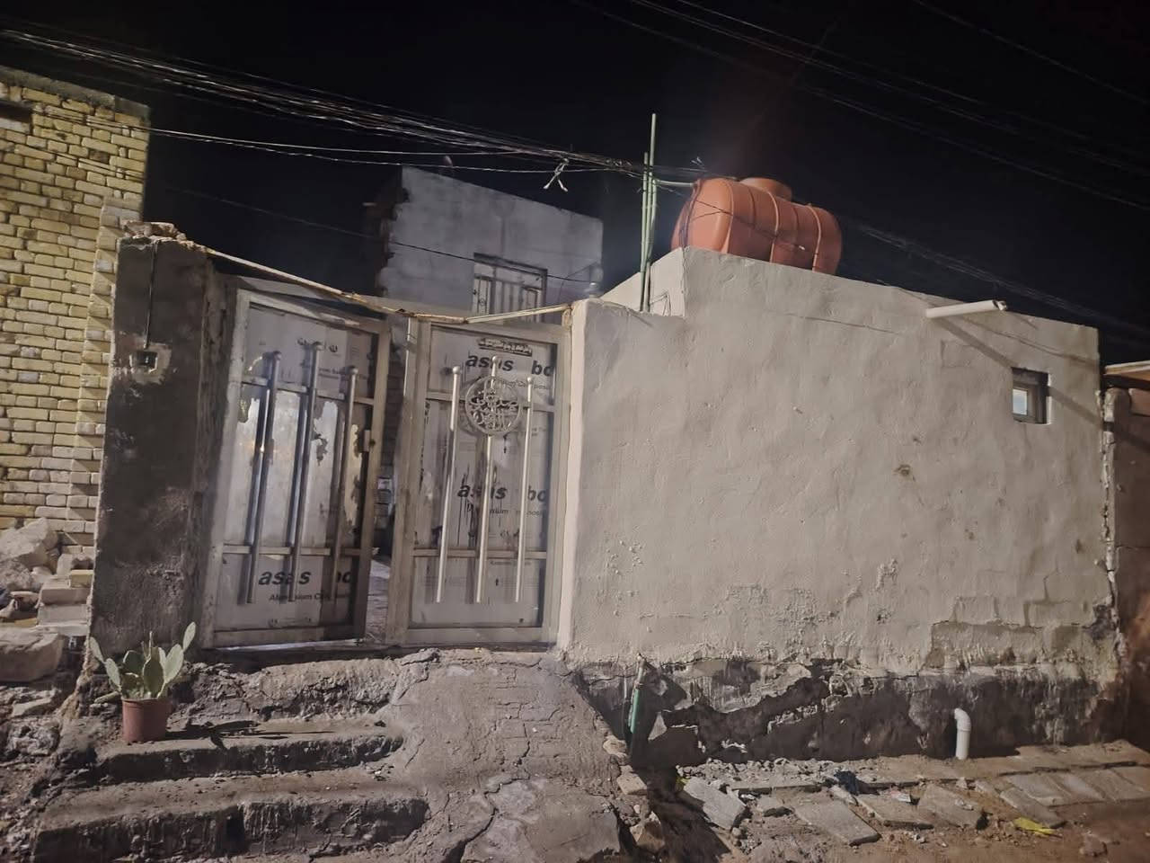 السلام عليكم بيت طابو زراعي سند 25 مساحه 145 وتكون من حمامات وصاله ومطبخ وأوله وحديثه وكراج للاستفسار الاتصال ع رقم *********** أو مراجعه نفس صفحه
