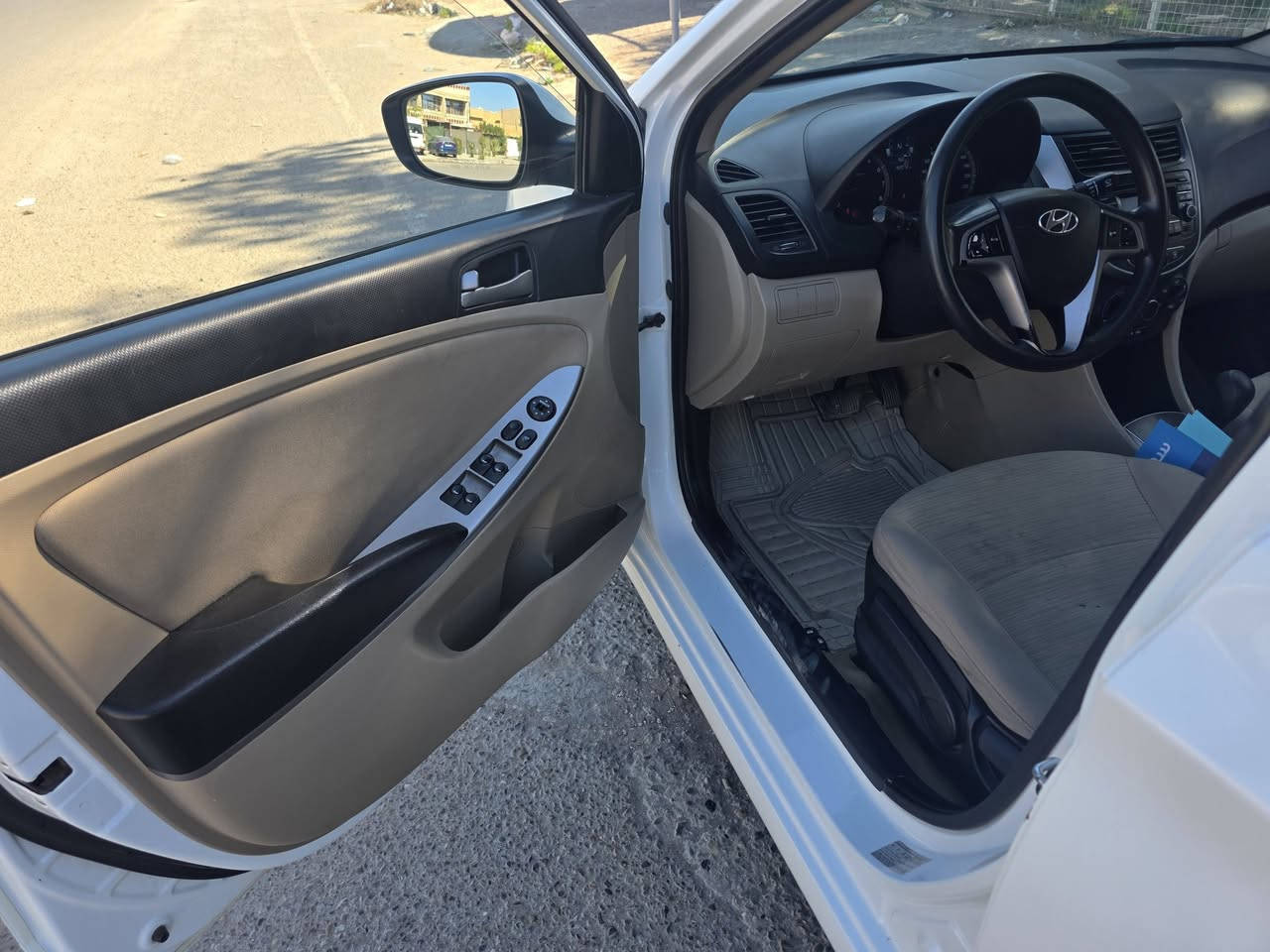 السلام عليكم اكسنت 2015 مكفوله من الصبغ حتى الدعاميات ممصبوغه بس بيه بارد بلجاملغ الخلفي الهلال فقط والباب ربعه بارد السياره فوول مواصفات فتحه سقف كامره تحكمات لد امامي ويل كاب اشاير بلمري السياره ماشيه 92 حقيقي مكينه كير تبريد كله جديد تخم تاير جديد تحويل مباشر السعر 118 مكانه بغداد المواصلات ***********
