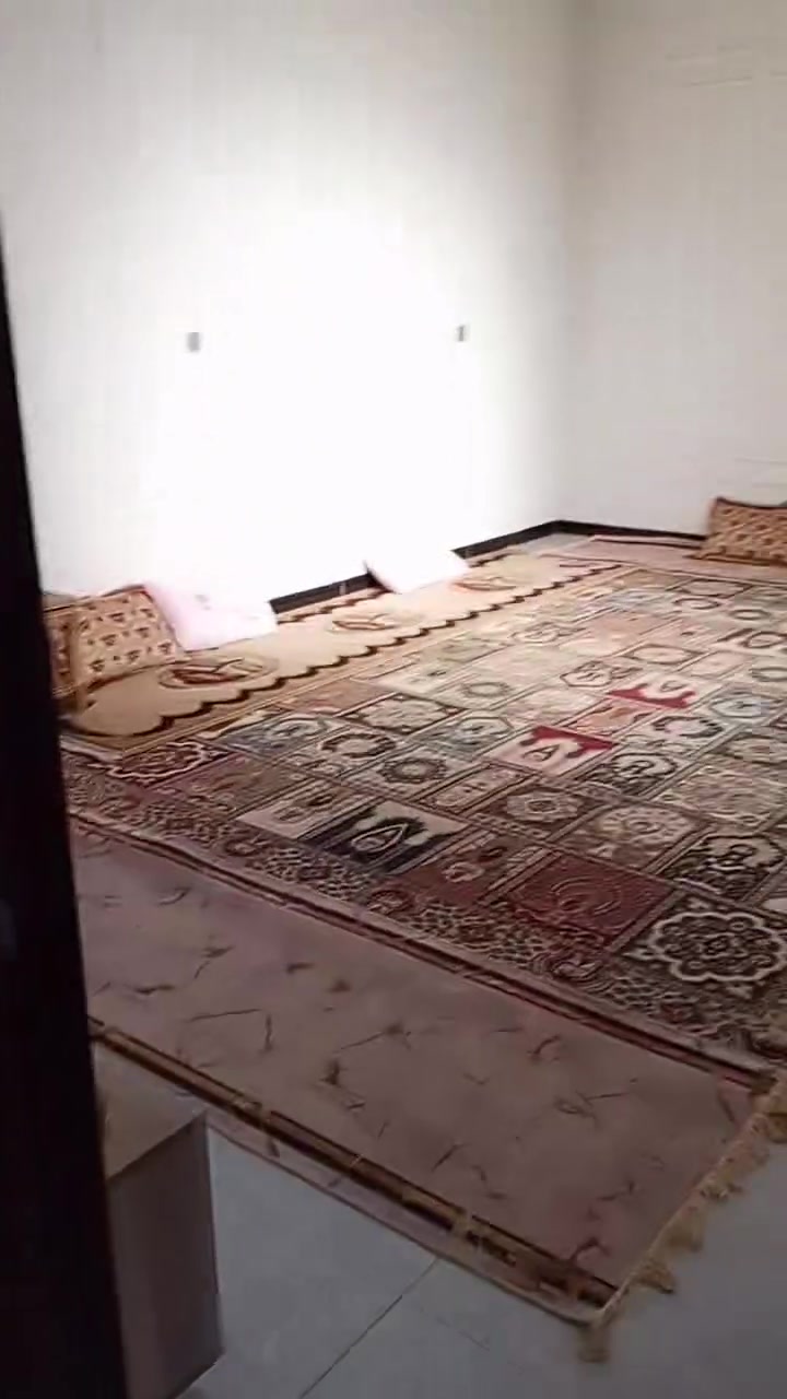 يعرض مكتب طيبة للعقار بيت 
موقع الدار على طريق حلة - كربلاء مقابل عمود 275 اول بيت في المجمع الطاقه يبعد عن الشارع العام 50م
المواصفات : المساحة 300م .البناء 280م
طابقين خدمات التبليط والماء عل المشروع الجديد والكهرباء مستمرة الطابق الثاني : غرفه 3٫5*6,5م،غرفه 5*4*5,5م
سقوف ثانويه ديكورات للستقبال ولهول والمطبخ مع اناره
الابواب ولشبابيك المنيوم حديقه 5,4م 
لل ستفسار اتصل ع الرقم ***********
وتساب ***********
