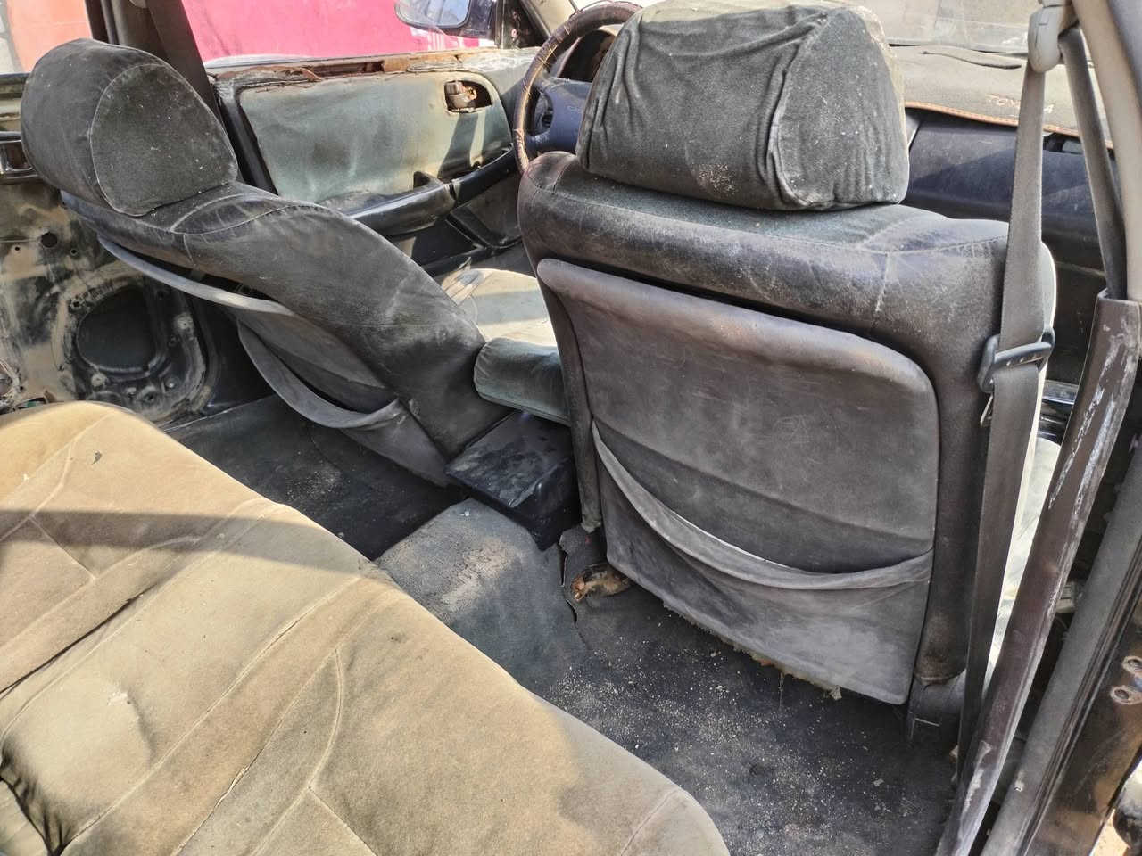 غراض مارك مع باب كامل اسود مع بطاين 2 مع كشنات مارك نفخ  وكشنات كرستا نفخ. مع ويل كب  الي يخدمنه يتصل ع الرقم ***********
