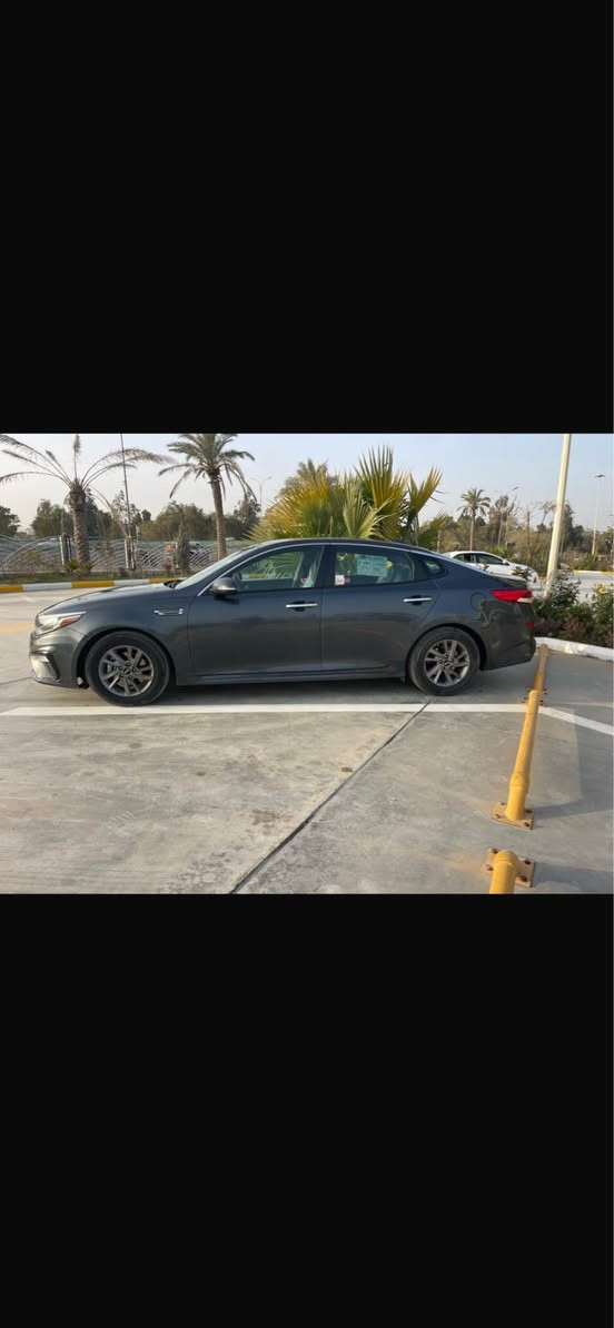 كيا اوبتما موديل 2020
حادثها جاملغ خلفي بسيط كلش وسونار موضح بالصور 
مواصفات نص فول 
رادار امامي 
رادار خلفي 
شاشة اكبر حجم 
اشاير بل مري 
ماشية 86
رقم أربيل دولي شرط تحويل 
السيارة جديدة كلش 
ومكفولة من اي نقص
السعر ١٣٠ وبيها مجال 
مكاني بغداد
*********** بغداد, العراق
