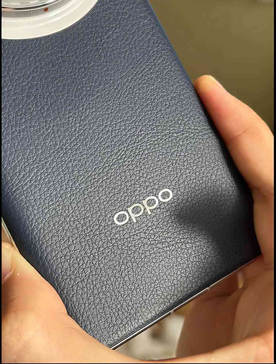 السلام عليكم 
ملك التصوير والزوم Oppo Find X7 Ultra 
مواصفاته معروفه وكامراته التحفه من شركة Heisblad الالمانيه تنطيك دقه والوان واقعيه 
وباقي المواصفات معروفه 
ذاكرة 256 رام 12 كامل ملحقات نضافه 99%
((للمراوس)) بجهاز قوي من ناحية الكامرات يفضل Vivo 
 واتساب (***********)

