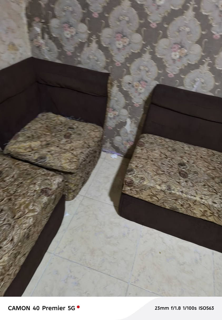 للبيع مكان بصره كعده نظيفه متكونه من ٦قطع ٢ كبار و٢ وسط و٢ زاويه نظيفات السعر قفلهن ١٠٠ الف وجرابي ولادي عدد ٢ نظيفات السعر قفلهن ٥٠ الف مكان الموفقيه ***********
