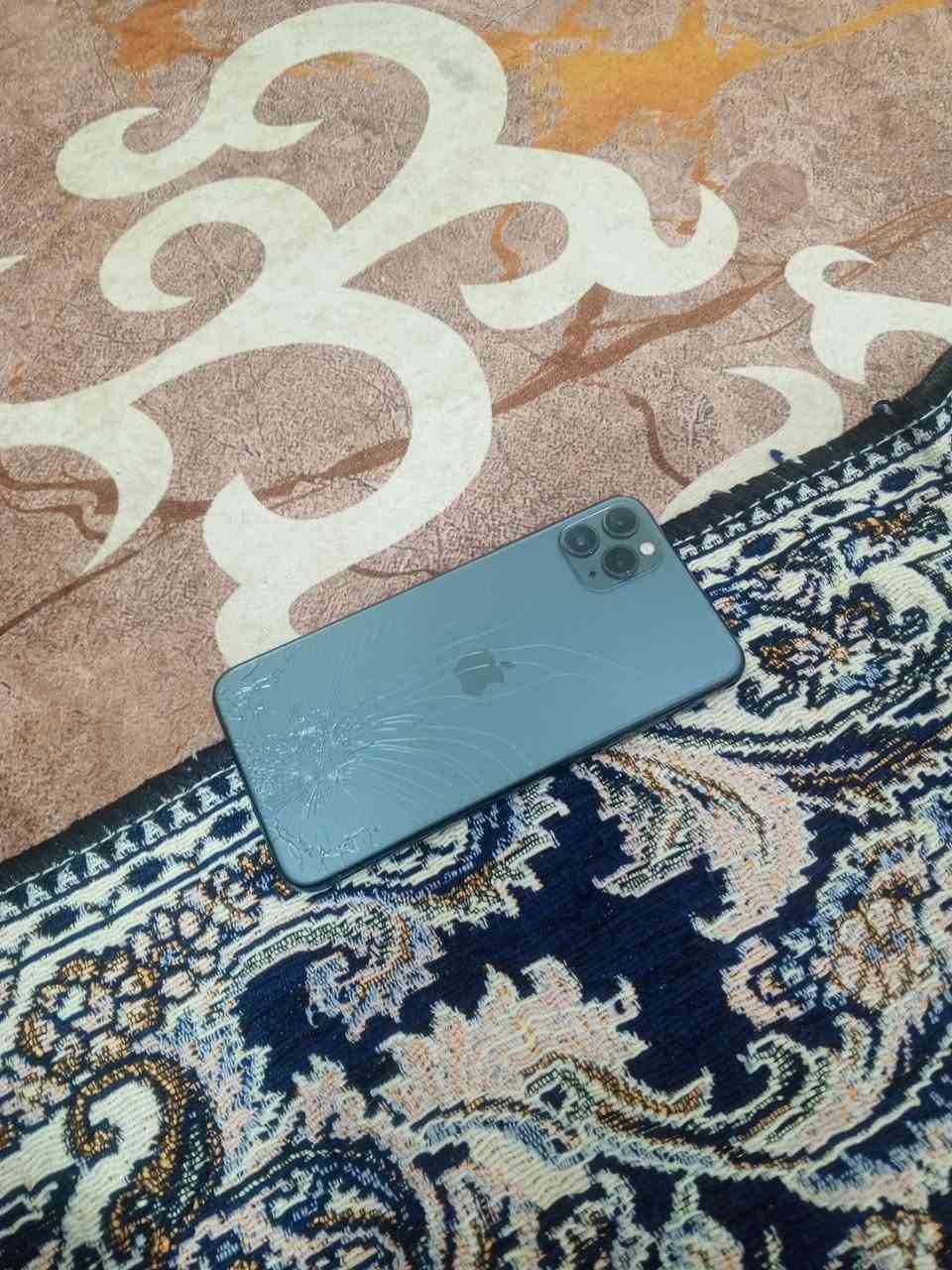 ايفون 11 برو ماكس امريكي
نظيف حيل كل شغال فقط فطر بل ظهر 
بطارية 88 وتر برو 
السعر 300
حله شارع 80
‏‪***********‬‏
