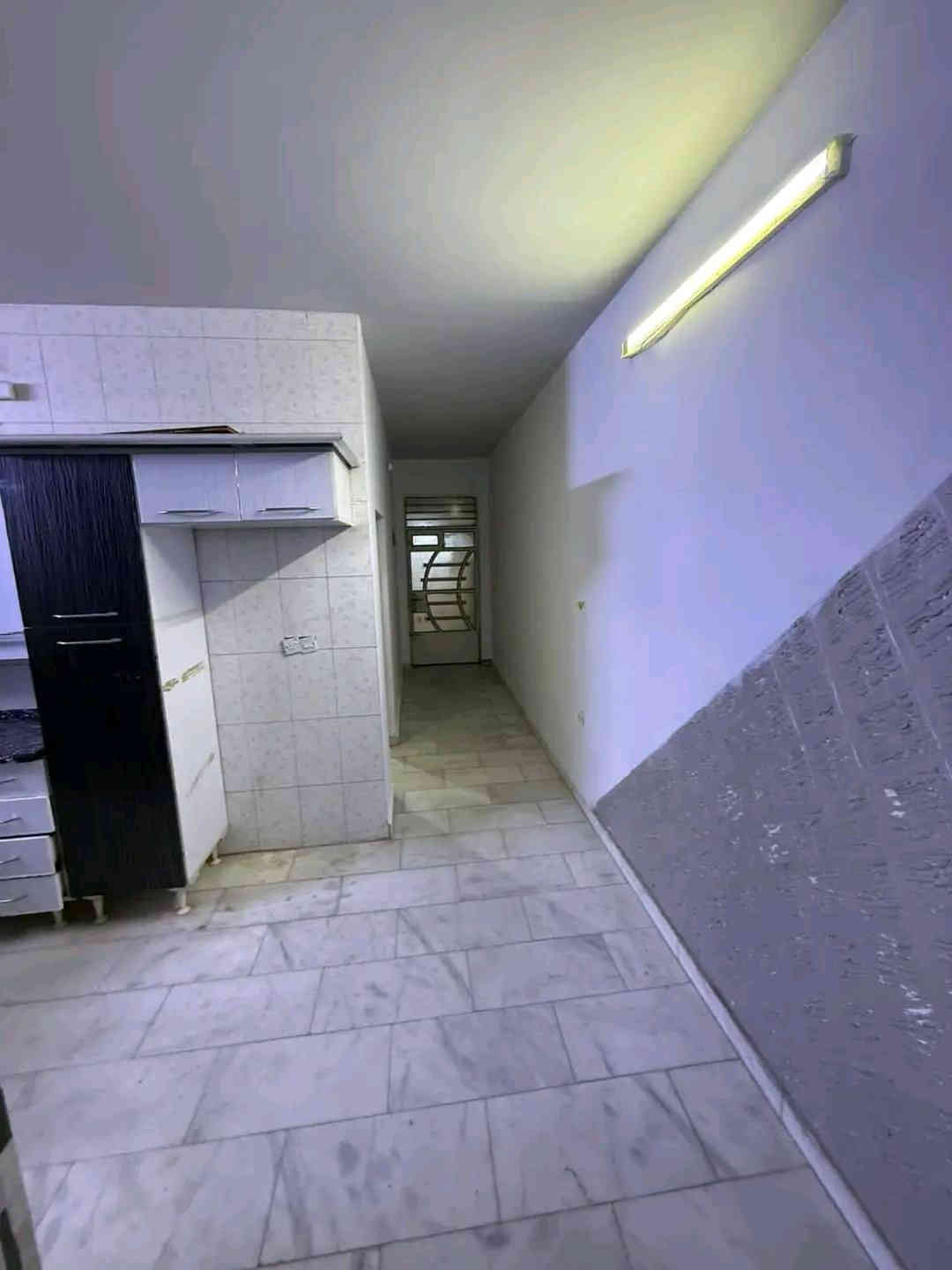 #للايجار في السيديه

بيت 150 م طابقين نضيف جدا 

يحتوي ع 4 غرف نوم وصاله ومطبخ وخدمات عدد 2 وهول داخلي وكراج 

مجهز بكاونتر 

الموقع الضباط خلف الشارع التجاري

***********
