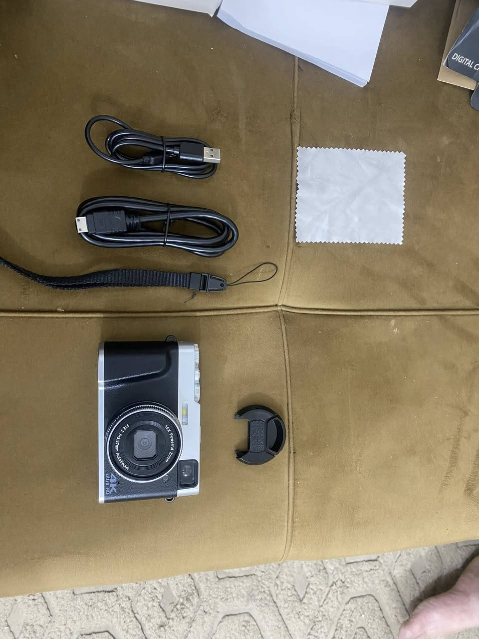 كاميرا رقمية اقتصادية 4K (بدون علامة تجارية معروفة) وغالباً تُباع باسم موديلات مثل DC202 أو كاميرات 4K الصينية العامة.

المواصفات الظاهرة في الصور:
 • تصوير 4K Ultra HD
 • Zoom 16X
 • عدسة مكتوب عليها F/2.2 – 3.37mm Auto Focus
 • شاشة خلفية تقريباً 2.7 – 3 إنش
 • فلاش أمامي
 • منفذ HDMI للتوصيل بالتلفاز
 • شحن عبر USB
 • معك في العلبة:
 • كابل شحن 🔌
 • كابل HDMI 📺
 • حزام لليد
 • غطاء عدسة

السعر 35 مع التوصيل


**إذا كنت صاحب هذا الإعلان وتريد حذفه لأي سبب، رجاءا أرسل رسالة إلى الدعم الفني**