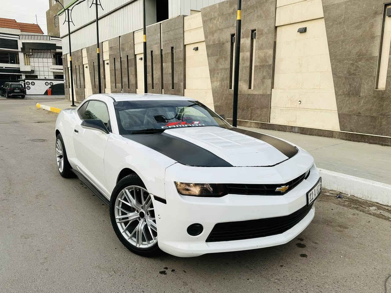 السلام عليكم
كمارو 2011 خليجية محدث 2015 
لون ابيض مكينة 3.6 كير مكينه تبريد شرط
حادثها باب فقط وبي صبغ كم قطعه ابيع حزام
سعرها حيل مناسب 78$ ورقه وبي مجال بسيط 
عنواني شارع فلسطين ***********
