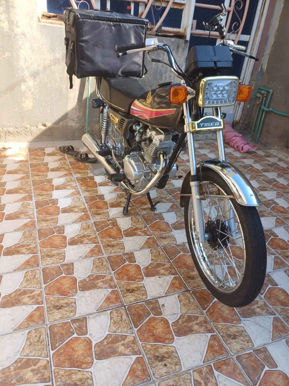 دراجه للبيع موديل 2025 نامه اصلي تعمير والشاصي 2023نامه اوراق اصولي سعر مناسب الشراي يتصل ***********
