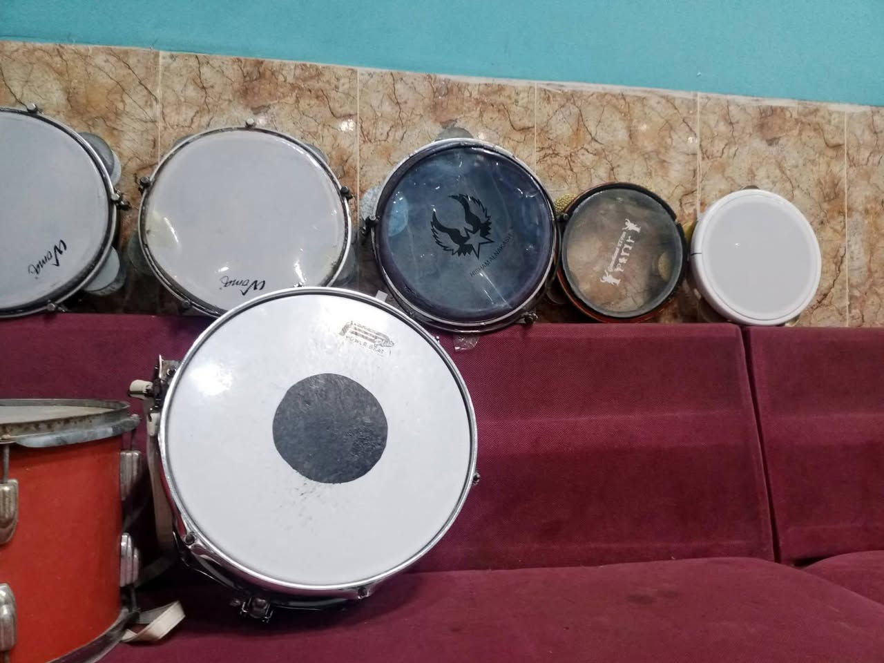 غراض مستعمل نضيف مثل ماواضح بالصورة
ابيع شلع اخوان ماابيع منهن قطعة وحدة 
مزاهر ،4
رقات مصري الاصلي 2
سايدرام صيني نضيف كلش 1 
طبل حجم 12  هم واضح 1
طبله مصرية 1 
 سعرهم الكل 400 الشراي يتصل ***********
توصيل لكل المحافظات حسب الاتفاق اخوان عل المشتري 🌹
