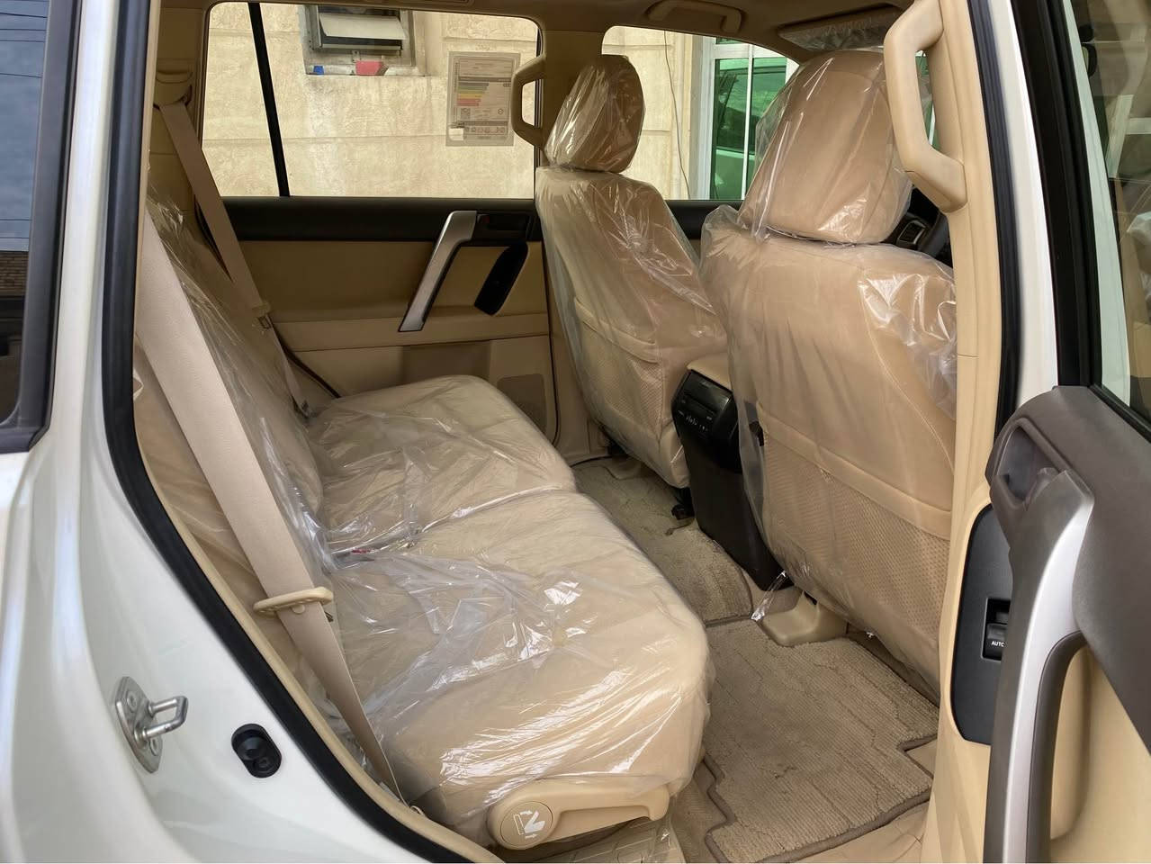 لاندكروز برادو 2015 كلين 6سلندر 
ماشية 120 الف كيلو
مواصفات TXL فتحة كشنات كهرباء فور ويل تحكم ستيرن 
السيارة بيها بس الدعامية الامامية جهة اليسرى بيها صبغ اما البقية كلشي مكفول بيها 
مكان السيارة بغداد البلديات الضباط 
*********** بغداد, العراق
