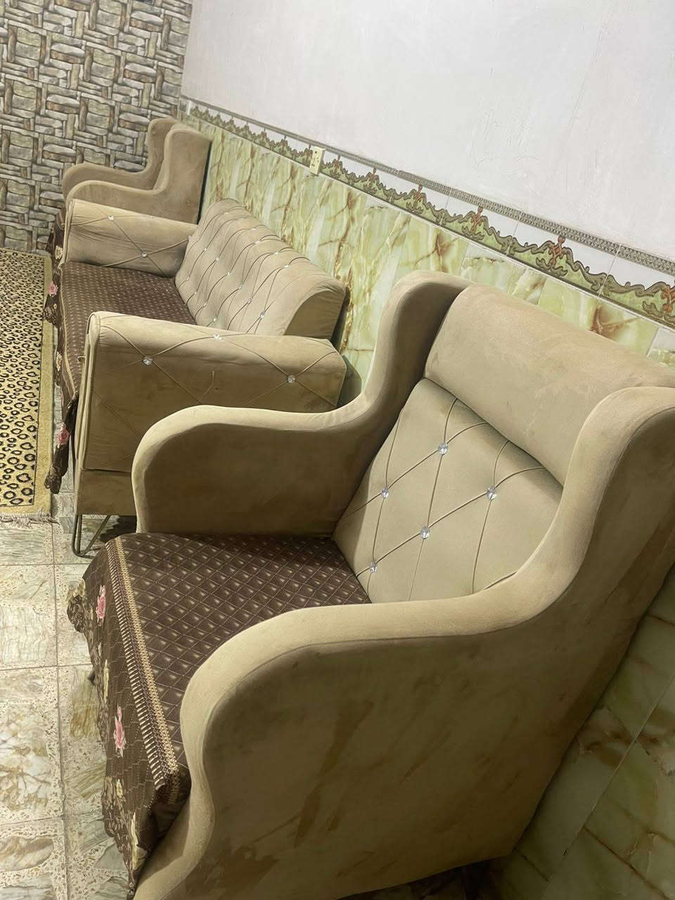 السلام عليكم
تخم استقبال نضيف خمس قطع 
السعر 250 مجال قليل 
تواصل موجود واتساب 
عنوان بغداد كماليه 
***********
