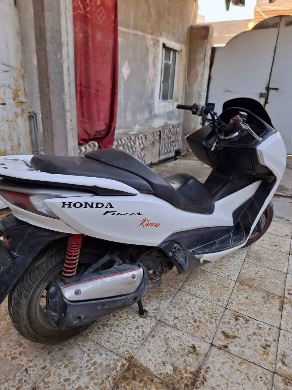 السلام عليكم فورزه0%12  مكينه  
مامفتوحه شرط مكينه لا حمواه ولا دخان ولا صوت 
كهربائيات كامله  لون احمر مغلفه ابيض اوراق كامله 
 كفرات نضافه60%100  والقايش تعبان فقط 
للمراوس فقط شعندك نزل  مكاني ناصريه سوك الشيوخ 
***********
