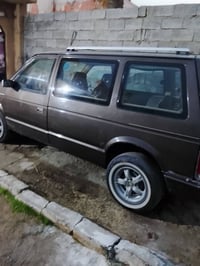 للبيع سياره لايزر موديل 89 رقم صلاح الدين الماني  السنويه لحد سنة 2028...