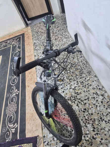 السلام عليكم
 بايسكل جبلي نضيف مستخدم اقل الشهر كلش جديد 
مكاني بغداد الشعله 
السعر خاص 
***********
