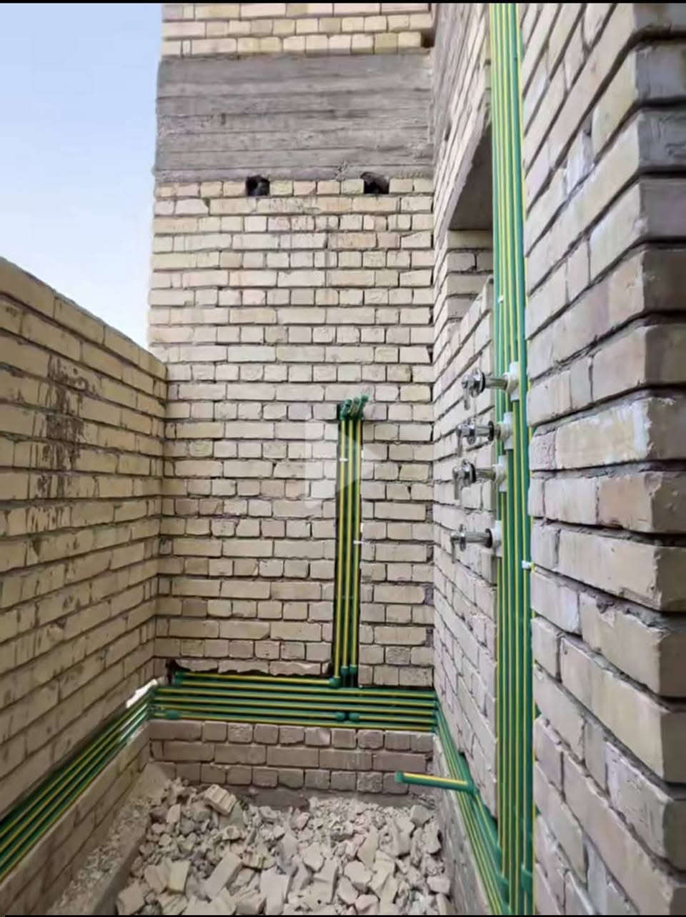 سلام عليكم اشتغل كهرباء ومي ومجاري اسعار مناسبه وشغل نضيف وضمان بالعمل  ***********
