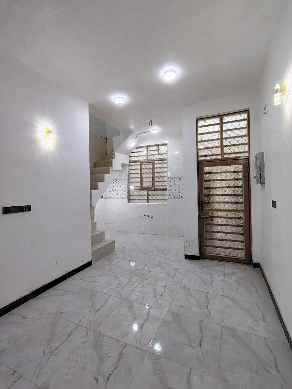 50 متر للبيع 
_طابو زراعي سند 25 قرار محكمه مرقم ومشمول بالتطويب
_قريب من الشارع العام بالخط الاول مسافة 100 متر 
_بناء طابوق نهروان جمهوري صب تسليح مركزي اساس وسقف السطح مطبك شتايكر 
_غرفه وصاله ومطبخ وصحيات داخليه ومدخل ومخزن بالطابق الثاني
خدمات كامله ماء كهرباء تبليط خط مولد سوك مدارس اهليه وحكوميه انترنيت
بسعر 26 وبي مجال
للاستفسار اتصل على *********** أو مراسله واتساب
