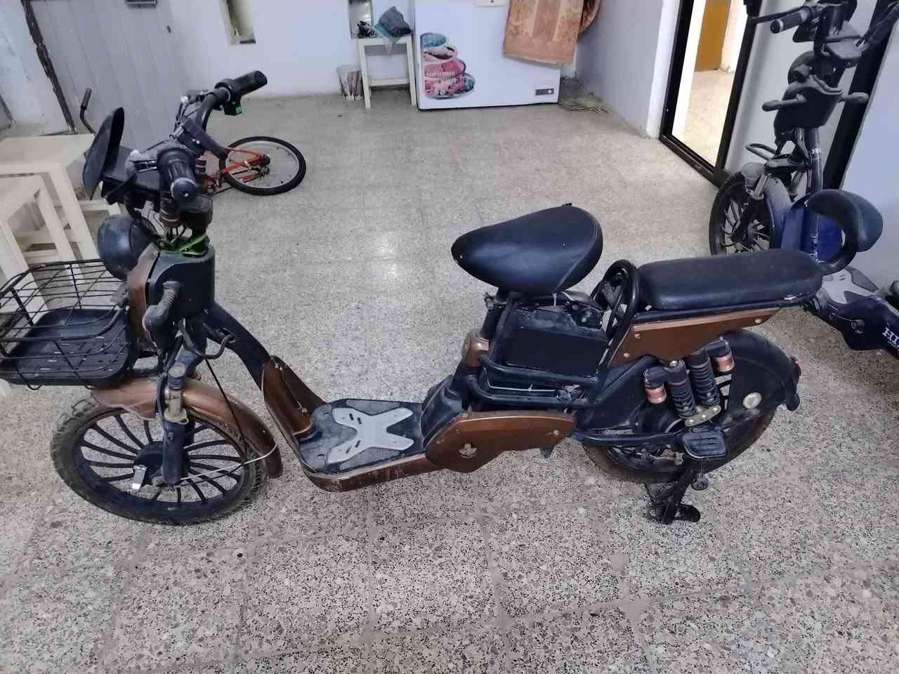 السلام عليكم
بايسكل شحن 
بايسكل نضيف
كلشي ما بي
بس الغلاف مال البطاريات مكسور
مكان ديالى بعقوبه بهرز السعر (300)
وبي مجال الشراي يتصل
للاستفسار الاتصال على الرقم (***********)
