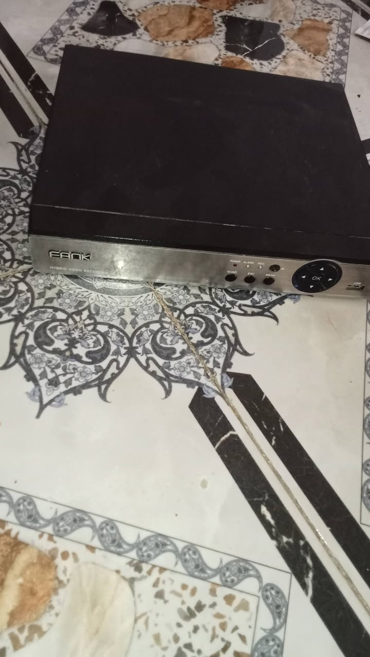 للبيع كاميرات شغاله نوعيه فانك نقص بس  هارد. كامله هيه محولاته فيشه السعر 75بي مجال ***********
