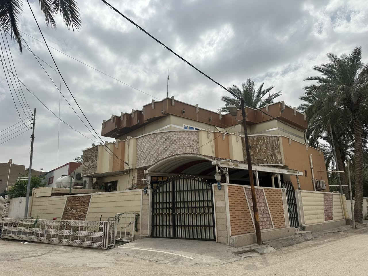 دار للبيع المكان حي الوحده طابو صرف
المساحه 210
الطابق الاول يتكون من استقبال 7\4
هول معزول 5/4
مطبخ حار بارد 7/4
صحيات داخليه وحمام 
الطابق الثاني كما موضح بالصوره شغل تركي سندويج مغلف داخل وخارج 
الطابق الثاني 2 عرف نوم 6/5
هول كبير 
مغاسل كامله 
مخزن 
البيت شغل درجه اولى 
السعر 180 خصم 
***********
***********
