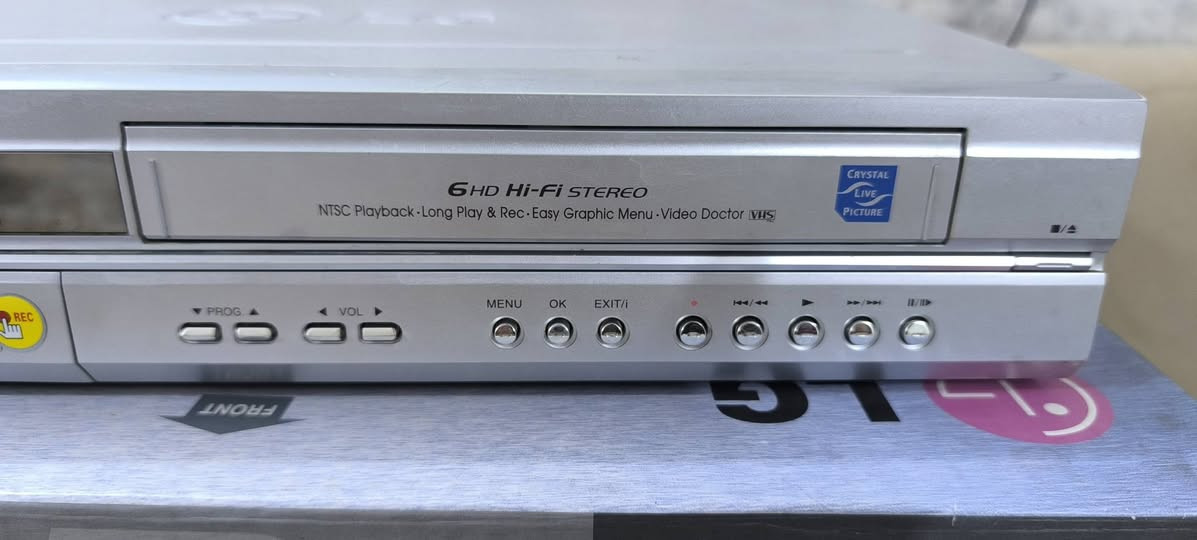 السلام عليكم
جهاز فيديو 
كاسيت كبير 
ماركه LG
صناعه كوري
فيديو مدمج ستلايت 
6 هيد 
نظام Hi-fi 
جهاز مستعمل نظيف 
مع كارتون 
بدون ريموت 
السعر 70
التوصيل 5 بغداد 6 باقي المحافظات


**إذا كنت صاحب هذا الإعلان وتريد حذفه لأي سبب، رجاءا أرسل رسالة إلى الدعم الفني**