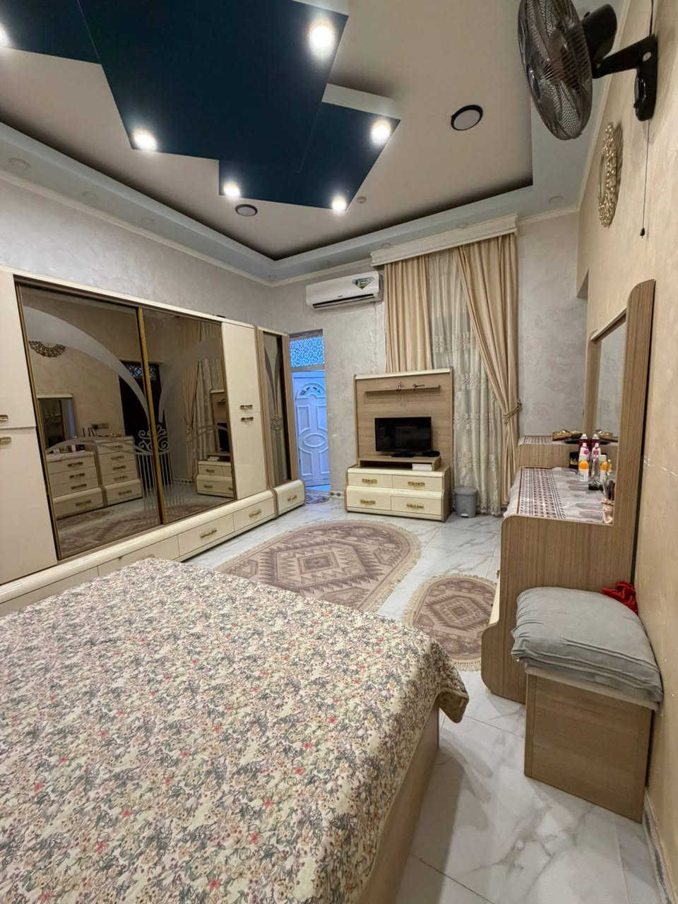 دار مساحة 247 زراعي بالمهيديه
بأكثر شارع مرغوب (شارع جامع سعيد ابن جبير)
عرض الشارع 25 متر متوفر كامل الخدمات ماء وكهرباء ومجاري ونت ضوئي وقريب جداً من التبليط.
الدار واضح من الصور نظافة 100%
طابوق كونكريت مواد البناء نوعية جيدة وممتازه
يحتوي على غرفتين نوم كبار وصالة كبيرة جداً واستقبال واسع ومطبخ حار وبارد وصحيات عدد4 
الطابق الثاني صاله وبيتونه فقط 
شغل البيت درجة أولى من مرمر وسيراميك مع انظمة ماء وكهرباء ومجاري حديثه 
السعر 225 مليون.
مراجعة مكتب الخليج للترويج والأستثمار العقاري 
(الشموخ بباب العمارات السكنيه)
كروب الواتساب بي كل العروض والصور 
https://chat.whatsapp.com/IDto8lMTDKyHzVMs1VbgXk
للاستفسار واتساب 
***********
