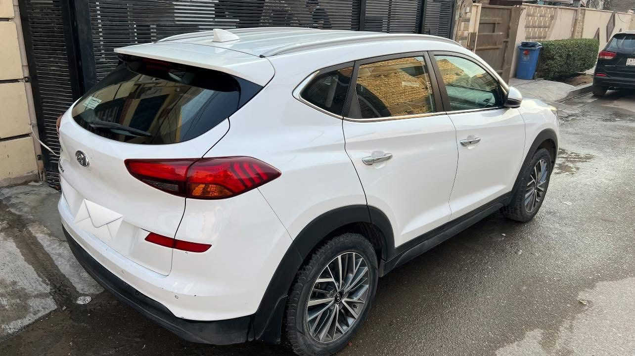 السلام عليكم
توسان 2020 وارد خليجي 
رقم بغداد
ماشية 80 الف 
٣ وضعيات قياده سبورت وايكو ومعتدل 
مري شفط 
حساسات 
كامره خلفية وباقي المواصفات المعروفة
سياره مال بيت نضافة 100% 
بيها بارد خفيف بالجنطه ( الصندوك )
مكاني حي العدل بغداد 
السعر 205 وبي مجال 
***********
