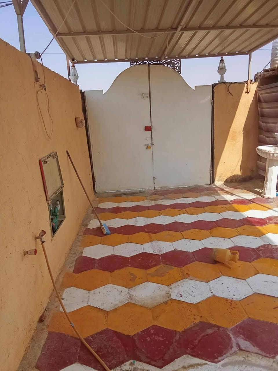 بيت 250 متر قرار محكمه عند ال ابو حجر من جهه منطقه 22 مقابل مجمع الخير بناء طابوك عالي عن الشارع غرفتين ومطبخ وصاله 9 متر وحمامات عدد 2 ومرافق خارجي البراني عايز بس عكاده وهذا رقم صاحب البيت ***********
