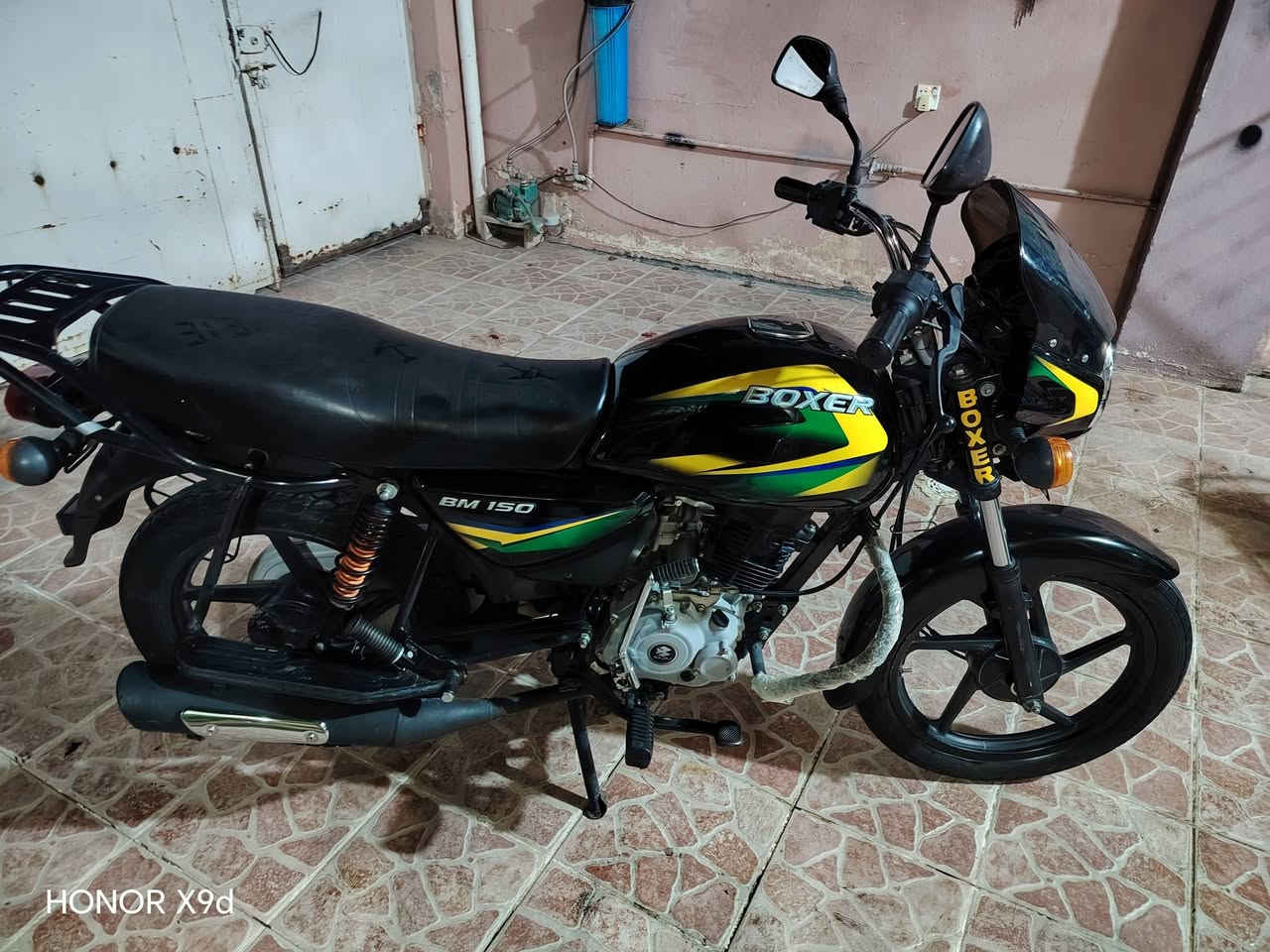 السلام عليكم اخوان دراجه بوکسر للبيع مديل 22 مرقمه لوحات نكليزي بأسمنه تحويل ثاني يوم الدراجه نظيفه مكفوله كفاله عامه الشراي يتصل ويدلل *********** مكاني ديالى بعقوبه جسر خرنابات
