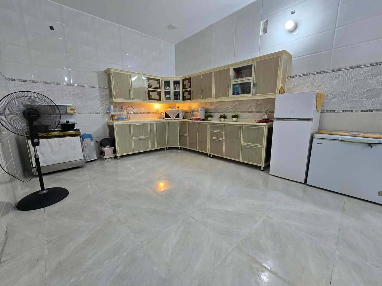 السلام عليكم بيت لبيع منطقه الراشديه الاولئ بيت طابقين مساحه 250قرب ابو كاظم المياحي بيت ينباع هوه الاثاث غرفه جديده تسكام 
سبالت عدد ٢
كيز عدد ٢
تانكي عدد ٢ 
كاونتر تسكام 
طباخ جديد 
جربابي عدد ٢
خزانات عدد ٢ المنيوم 
مجمده ثلاجه 
باازمه 
اناره بيت كامله
مرواح عدد ٧ جدد    سعره 135قابل لتفاوض تواصل ***********
