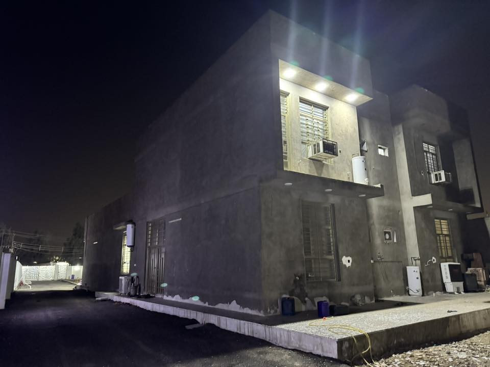 دونم مع ٤ دور سكنية سند 25
سياحي خلف معمل الدوة ثاني دونم 
الدونم  يحتوي على  حديقة  كبيرة مع شارع تبليط 
  الدار الاول بيت300 طابق ونص  
الطابق الاول غرفتين  مع صحيات شرقية وغربية مخفية 
مضيف 12 متر 
هول9 متر 
مطبخ حار 9 متر 
مطبخ بارد5 متر 
نصف طابق ثاني  ثنين سويتات 
غرف كبيرة مع صحيات  
خلف البيت حديقة 
وخلف الحديقة3 دور سكنية 
كلهن مساحتهن190  
وخلف الدور قطعة مساحة200 
الدور بناء حديث طابوق مع صب كونكريت مسلح
بناء2025  
بالنسبة للسعر ا800 وبي مجال
الرقم
***********
