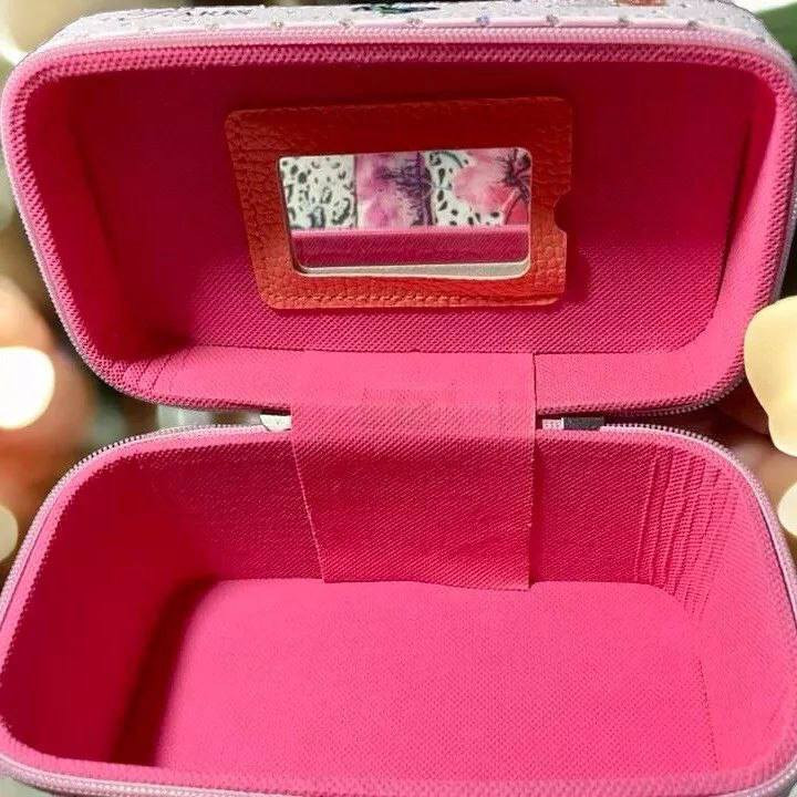 سيت حقائب مكياج "لندن" الثلاثي.. الجمال كله بمكان واحد 🌸. إذا تحبين مكياجج يكون مرتب ومحفوظ وبنفس الوقت الجنطة شكلها يفتح النفس، فهذا السيت إلحاقاً الج! 😉
• ثلاث قياسات: جبيرة، وسط، وصغيرة.. يعني تشيل كل أغراضج من العطور للمكياج لأصغر الإكسسوارات 💄💍.
• الديزاين: نقشة لندن والورد، قمة بالأنوثة والنعومة 🏰🌷.
• الجودة: يدة قوية وسحاب أصلي، يعني كد ومد ومو بس شكل! 💪✨

الحجز والاستفسار خاص

🚘يوجد خدمة توصيل لجميع محافظات العراق 🚘


**إذا كنت صاحب هذا الإعلان وتريد حذفه لأي سبب، رجاءا أرسل رسالة إلى الدعم الفني**