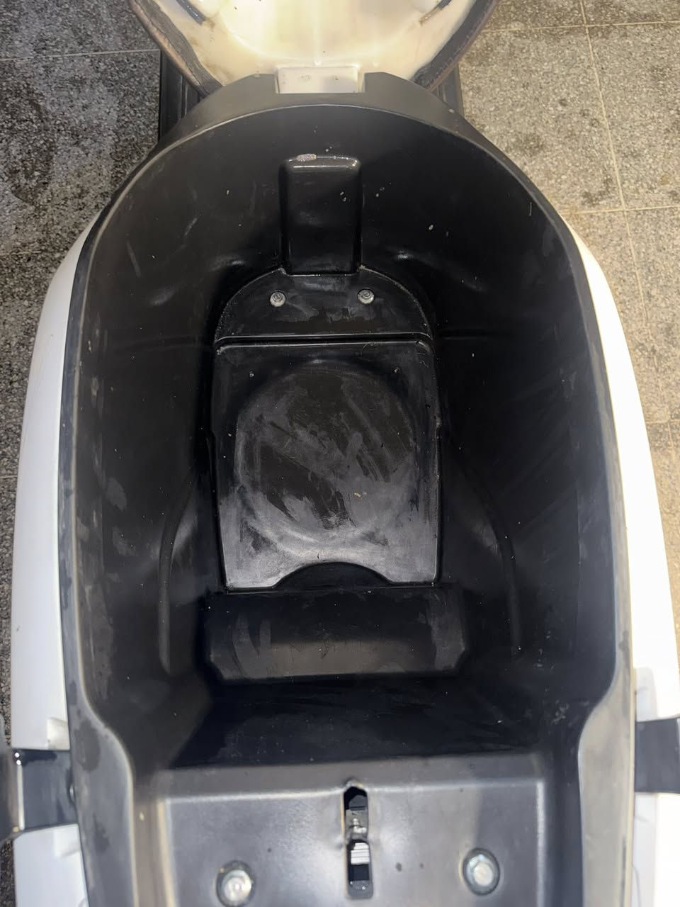 السلام عليكم
دراجة شحن للبيع 
الملف 2000w
ست بطاريات 
تمشيك خمسين كيلو عالمرتاح 
السرعة الحقيقة 60 
السعر 600 
وبيها مجال بسيط حك الجية  
المكان الكرادة 
ملاحظة الدراجة من شركة الجوهرة البحرية.


**إذا كنت صاحب هذا الإعلان وتريد حذفه لأي سبب، رجاءا أرسل رسالة إلى الدعم الفني**