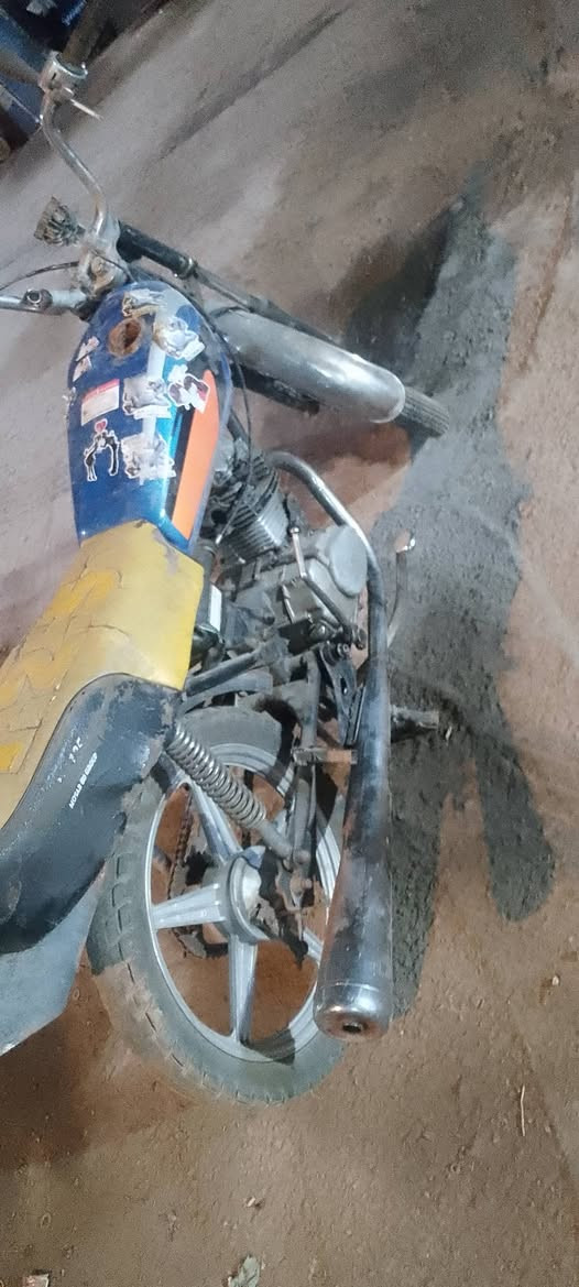 سلام عليكم عندي دراجات 2للبيع الزركه اربعه كير طافيه يرادله تجفيت تأخذ علا هاي الحطه محرك يراك توب ويه كابريته وبوشه وجاملغ أمام مجاني وتأير خلفي ويل امامي سيم هم مجاني كلك 
الثانيه الحمره كامله كلشي مكفول نوع الدراجه بارت تايم شلعه معدل أوراق كامله كمرك مدفوع خمسة كير نضافه شوفت عينك كهربائيات كامله السعر 450وبيه مجال 
العنوان الدوره كراره قرب السريع الجديد الرقم *********** يتوفر واتساب ومازنجر خاص
