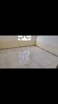 عمل الطالبة البورسلين والديكورات وشغل هندسي وتصفير الجدار بالليزر على ...