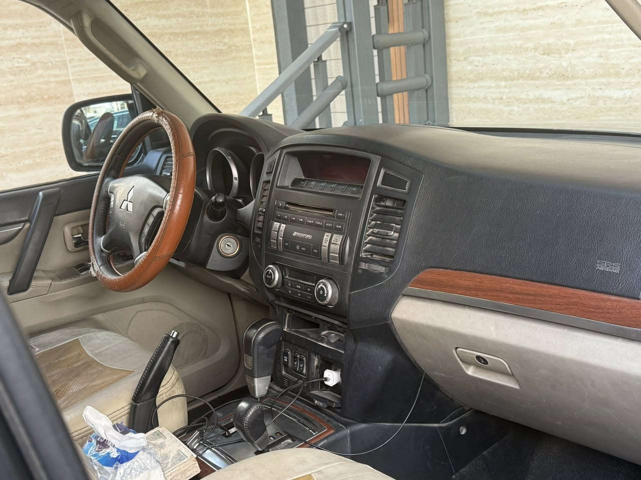 باجيرو  ٢٠٠٨  محرك ٣٨٠٠  GLS اعلى فئة بالباجيرو. اللون رمادي رقم دولي انكليزي بغداد ماشية ٩١ الف كيلو متر حقيقي 
فول مواصفات مقاعد جلد كهرباء 
داخل بيجي 
فور ويل سلايد روف 
مري شفط 
اشاير بلمري 
حساسات خلفية   تبريد جيد جدا  
7راكب 
تبريد 3قطع 
 السياره مكفولة من الصبغ فقط الدعامية الامامية 
وجزء من الدعامية الخلفية 
السعر 14000 الف دولار 
للاتصال
***********
