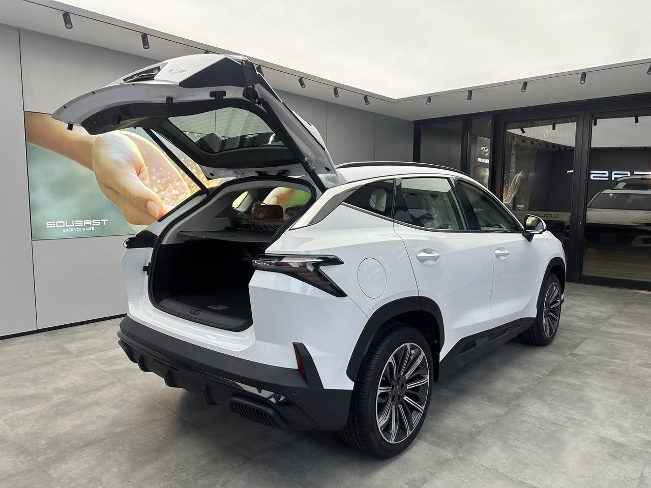 قبل متقرا الاعلان شوف السعر
مستعجل عالبيع 

****   السعر 27 مليون دينار عراقي *****

السيارة مابيهة اي ملاحظة اطلاقاً 
حالهة حال الزيرو

سوئيست S06 1.6L PREMIUM
السلام عليكم 

سوئيست بريميوم موديل 2025  فول مواصفات 

رقم اربيل واب اسمي تحويل مباشر 

العداد: 4000 كم 

المحرك: 4 أسطوانات 1.6L  تيربو 197 حصان

العزم (نيوتن-م.): 290

ناقل الحركة: اوتوماتيكي دبل كلاتش من 7 سرعات

استهلاك الوقود: 8 لتر لكل 100 كم

الضمان الأساسي: 6 سنوات أو 200,000 كم 

ضمان المحرك: 10 سنوات أو 1،000،000 كم 

المواصفات:

*إطارات قياس 20 إنچ

*فتحة سقف بانوراما 1.1 م

*شاشة عرض ترفيهية قياس 15.6 إنچ

*شاشة عدادات رقمية قياس 10.25 إنچ

*مقصورة الركاب من الجلد الفاخر

*مقعد السائق والراكب كهربائي

*مقاعد السائق والراكب مبردة

*كاميرات محيطية 540 درجة

*مثبت سرعة مع رادار تفاعلي 

*نظام مراقبة النقطة العمياء 

*نظام تحذير مغادرة المسار

* نظام المساعدة للبقاء في المسار

*نظام الكبح التلقائي في حالة الطوارئ

*نظام القيادة شبه الذاتية

*نظام الفرامل اليدوية الاوتوماتيكي Auto hold 

*نظام التحكم بنزول المنحدرات

*حساسات أمامية

*حساسات خلفية

*نظام التحذير من التصادم الأمامي والخلفي 

*نظام ابل كار بلاي واندرويد أوتو لاسلكي

*نظام صوتي متطور 8 سماعات من Sony 

*بلوتوث / هاتف السيارة

*إنارة محيطية لون ازرق

*إنارة ترحيبية

*صندوق كهربائي 

*المرايا الجانبية قابلة للطي كهربائياً ومدفئة

*مصابيح أمامية أوتوماتيكية LED مع مصابيح نهارية LED

*نظام التحكم الذكي بالإنارة العالية

*نظام تقنية الهواء بالايونات PM2.5

*فلتر تنقية الهواء (N95)

*دخول ذكي (بصمة)

*تشغيل عن بعد

*خاصية إغلاق الشبابيك وفتحة السقف عن بعد 

*شاحن هاتف لاسلكي سريع

*ماسحات الزجاج الامامي مع حساس للمطر

*مسند الذراع الوسطي مع ثلاجة

*وضعيات قيادة متعددة 

*نظام مراقبة ضغط الإطارات

*وسائد هوائية امامية وجانبية عدد 6

للاستفسار الاتصال على الرقم

***********
