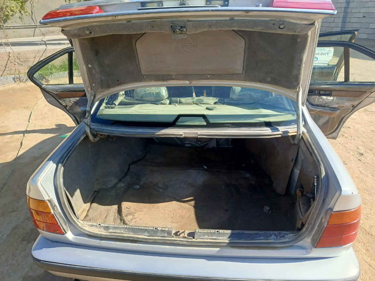 بي ام 535 موديل 1990 باسمي محرك 6 سلندر مفتوح
سنويه 2028 رقم بغداد باسمي 
السياره شغاله بس الكير واكف 
سعرها 40 وبيها مجال موبايل *********** غير متواجد على الفيس
