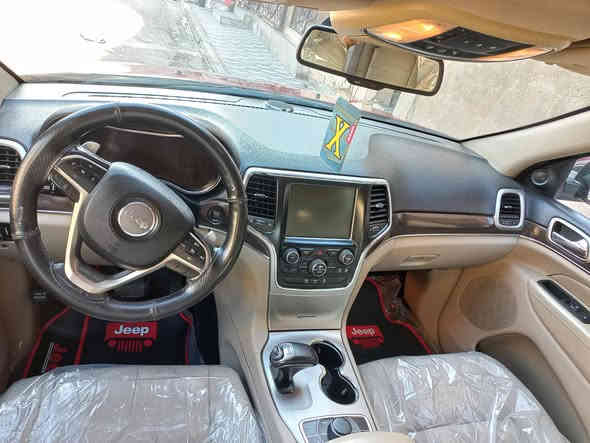 جيب شيروكي موديل ٢٠١٤فول مواصفات هيمي ٨ سلندر كير طياره ٨نمر رقم بغداد سيارة نظيفه جدا بسمي مكينه كير تبريد تخم تاير وارد امريكي حادثها جاملغ امامي وباب السائق مبدلات بلاد نفس اللون يعني بدون صبغ والسونار مرفق بالصور  عارضها ١٧٥ وبيها مجال للشراي مكانها بغداد حي المواصلات ***********
