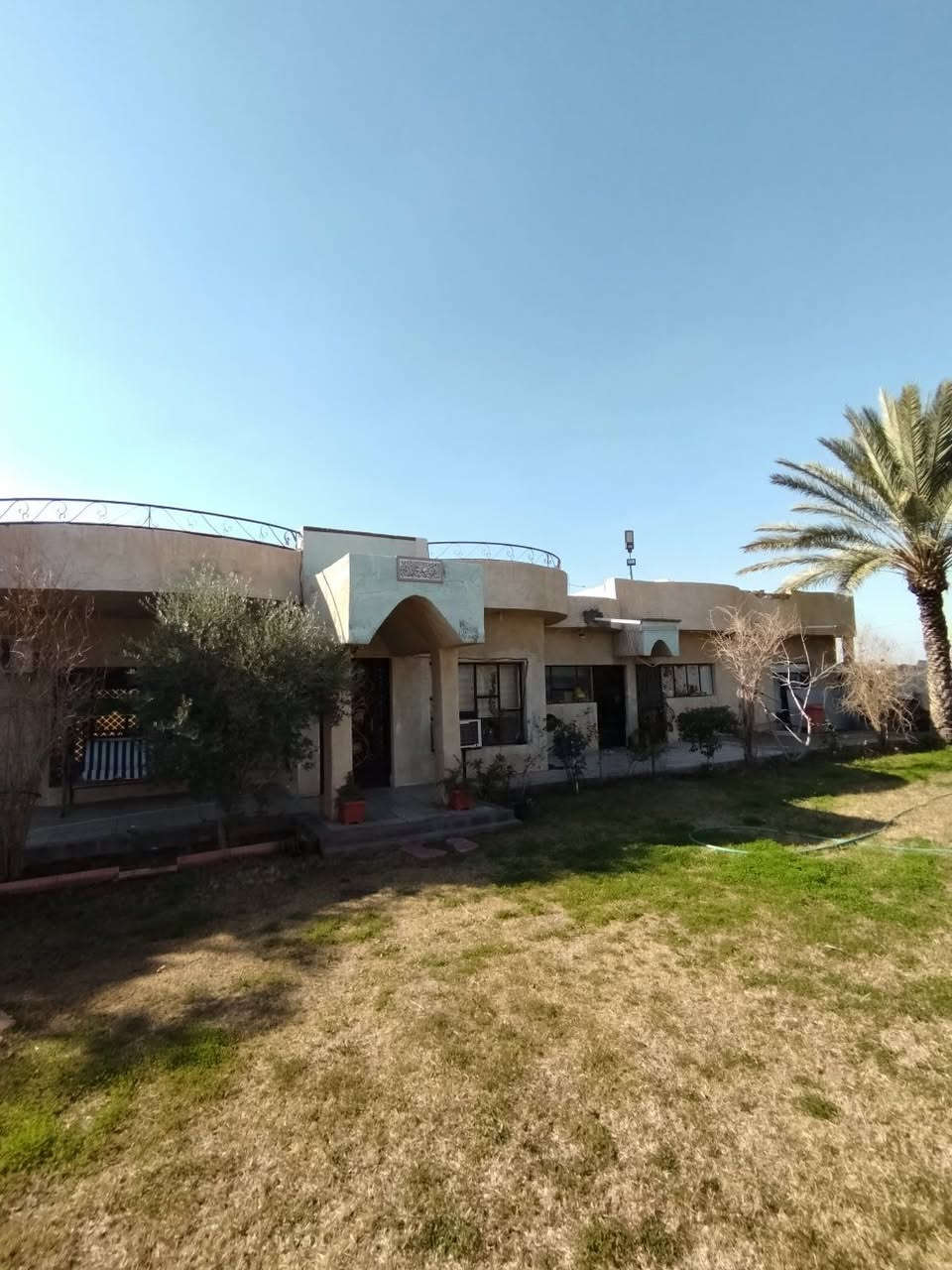 السلام عليكم
 نص دونم 1200 متر سند 25 من ضمنه بيت مساحة 500
 بيت كبير (غرفتين نوم مع مطبخ وصالة واستقبال ومضيف كبير وخدمات داخلية وخارجية) ،( متصل مع البيت ثلاث مشتملات كل مشتمل بي غرفه نوم وصاله ومطبخ وخدمات) ، في منطقة المكاسب شارع حسين الصافي قبل تقاطع الدور

***********
