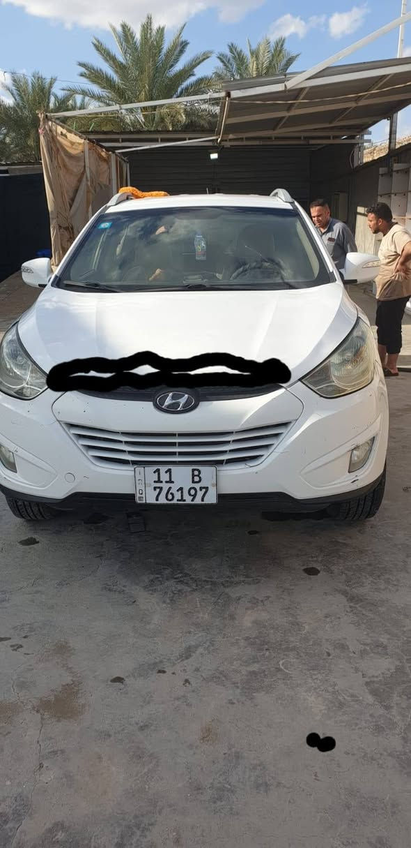 السلام عليكم توسان للبيع مديل12السياره خليجي مكفوله من كلشي بس البنيد من كدام والجاملغ الخلفي عكس السايق مثل ماموضح بصوره فقط تخم تاير جديد كير مكينه مكفولات تدفئه تبريد تحكم ستيرن رقم بغداد بسمي محرك2000دوش وبيه بعض الملاحضات مثل شخوط وهيج اي استفسار*********** 
***********
