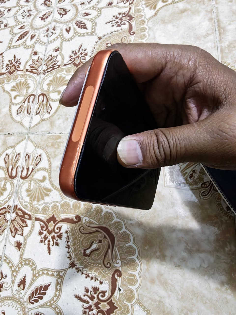ايفون 17 برو ماكس ذ 512 512 اي سم بطاريه 100 مشحون 93 مره نضاقه موضحه بلصور بيه هاي الخطين بلشاشه بس ماماثرات ع ال شي السعر مليون 400 لا نسه 
ذاكره 512  للبيع او المراوس 
الماكن بغداد او ديالى ***********
