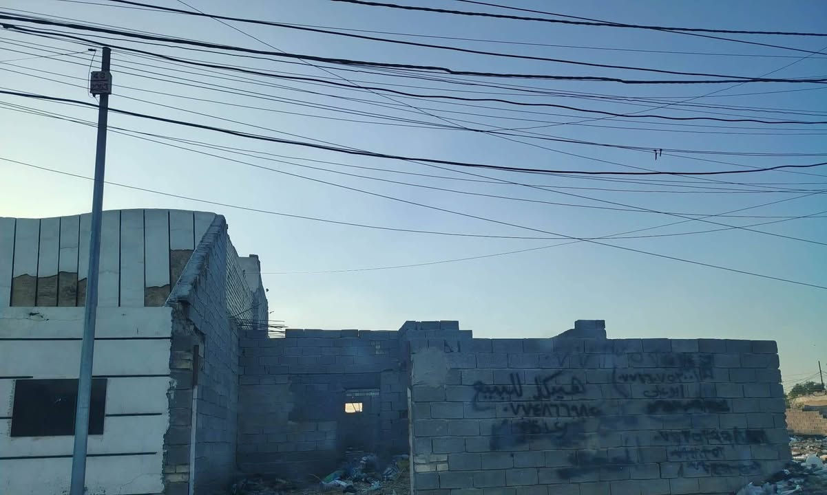 هيكل بلوك بدون سقف للبيع المساحة  155 متر الواجهة 7.90والنزال 19.5   السعر (45 مليون وبي مجال ) مدخل الرستمية حي الزهور زراعي  وبيها اقرار محكمة (قريبة على الشارع الرئيسة الي يربط الرستمية بالسريع من جهة اراضي مجلس النواب)    للاستفسار أو الاتصال على الواتساب رقم الهاتف ***********
