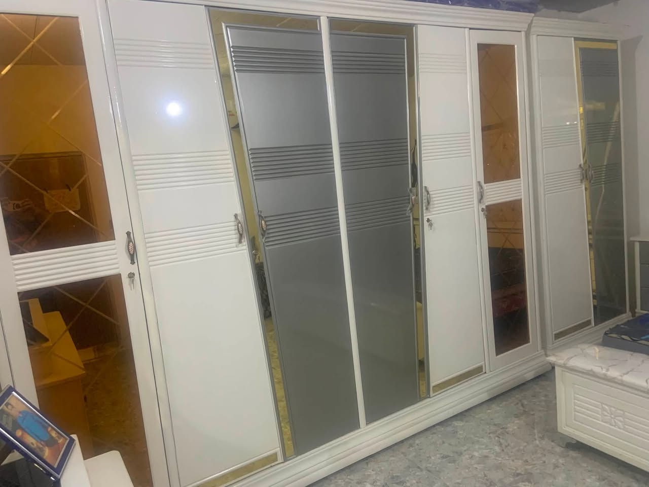 سلام عليكم غرفه اخشاب صاج عراقي مو تركي مسكمينها ب ٢ و ١٠٠ صارلها شهرين من ماخذها بس للضروف احكام يردونها ب ١٦٠٠ وبيها مجال كلش قليل يشهد الله تجي وتشوفها ما بيها زلغ وهاذ رقمي ***********
